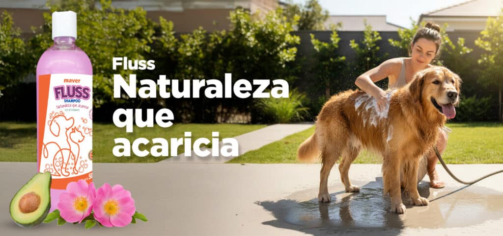 Chica bañando a su perro con fluss rosa mosqueta y aguacate