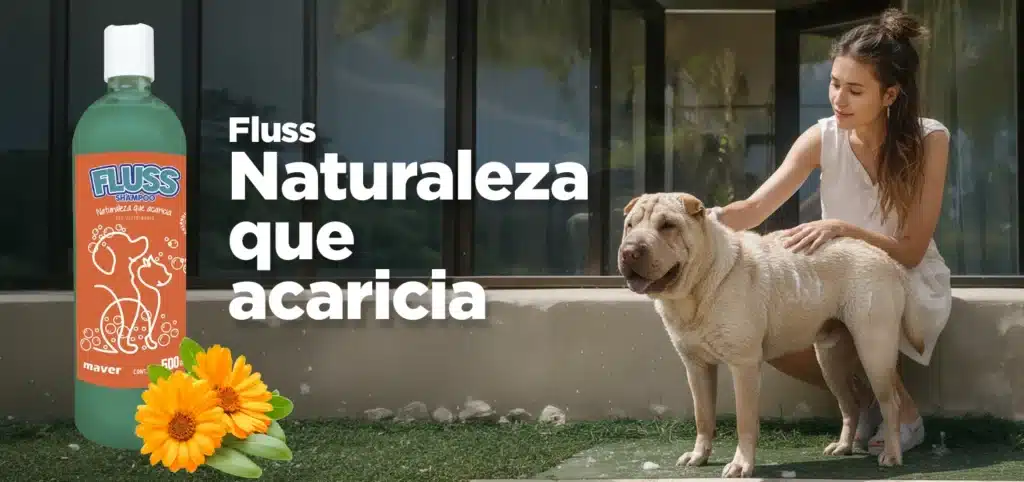 Chica bañando a su perro con fluss shampoo Calendula y Elastina