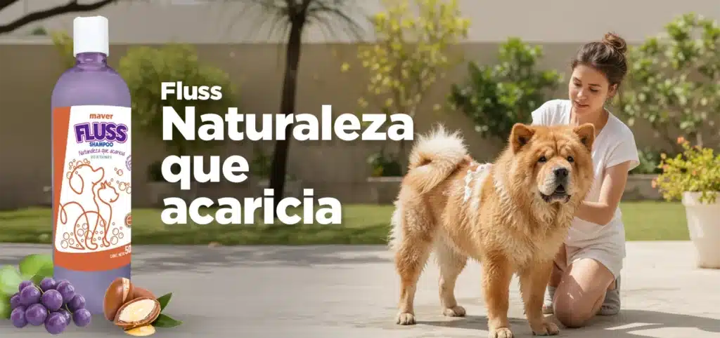 Chica bañando a su perro con fluss shampoo aceite de argán y uva