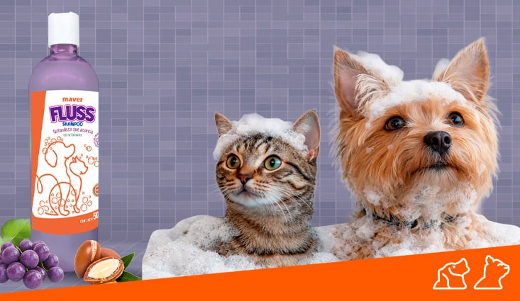 Perro y gato con toallas saliéndose de bañar con fluss argan y uva